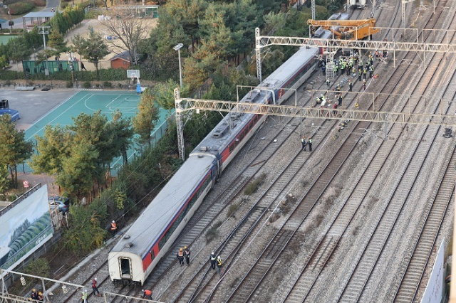 무궁화호 열차 탈선사고가 발생한 서울 영등포역 인근 철로에서 7일 오전 코레일 긴급 복구반원들이 선로를 다시 깔고 있다. 이 사고로 KTX 등 열차의 운행이 취소되거나 지연 운행되고 있다. 연합뉴스