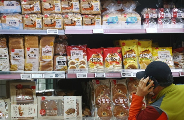 통계청이 물가 통계를 만들기 위해 조사하는 품목 중 가공식품의 물가가 13년 5개월 만에 최고치로 오른 것으로 나타났다. 가공식품 73개 중 70개의 물가가 상승했다. 사진은 서울 시내 한 대형마트의 모습. 연합뉴스