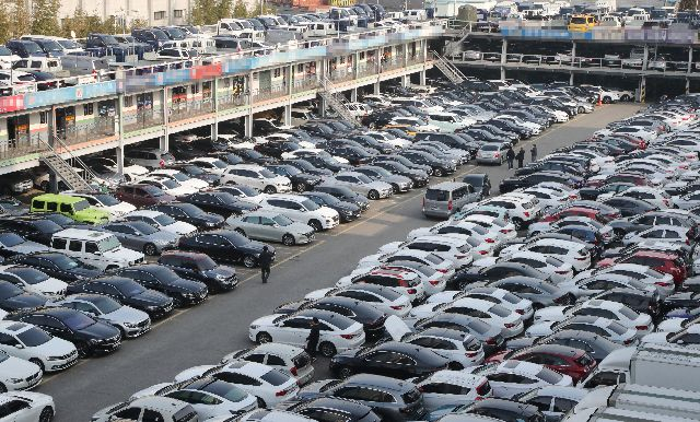 부산 사상구 한 중고자동차매매단지에 차량들로 가득 차 있는 모습. 사진은 기사와 직접적인 관련 없음. 부산일보DB