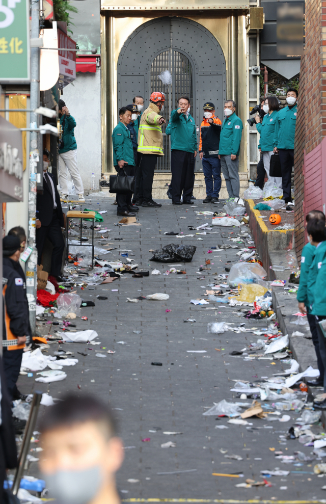 윤석열 대통령이 지난 10월 30일 서울 용산구 이태원동 '핼러윈 인파' 압사 사고 현장을 둘러보고 있다. 연합뉴스