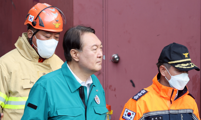 윤석열 대통령이 30일 이태원 압사 사고 현장을 둘러보고 있다. 연합뉴스