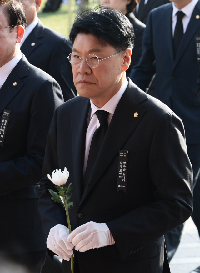 장제원 국민의힘 의원이 지난 1일 서울 중구 서울광장에 마련된 이태원 사고 사망자 합동분향소를 찾아 조문하는 모습. 연합뉴스
