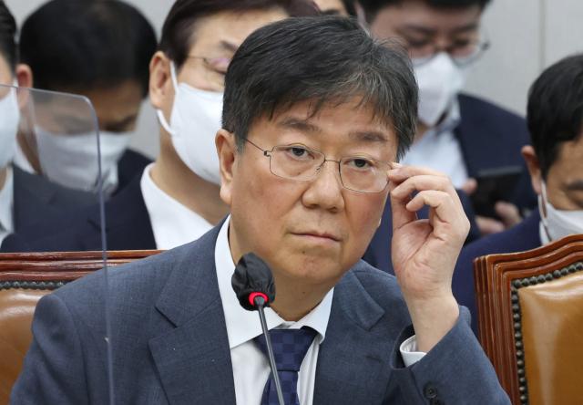 김대기 대통령 비서실장이 8일 오전 국회 운영위원회에서 열린 대통령비서실·국가안보실·대통령 경호처에 대한 국정감사에서 의원질의를 받으며 안경을 고쳐쓰고 있다. 연합뉴스