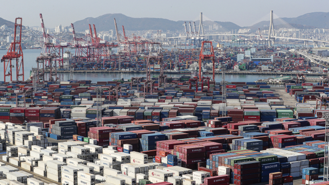 한국은행이 8일 발표한 우리나라 9월 경상수지가 16억1000만 달러(약 2조 2508억 원) 흑자로 집계됐으나 그 규모는 작년 같은 달보다 88억 9000만 달러나 감소했다. 8일 부산항 신선대부두와 감만부두에 수출입 컨테이너가 가득 쌓여 있다. 김종진 기자 kjj1761@