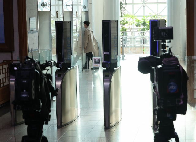 8일 오후 이태원사고 특별수사본부가 압수수색에 나선 서울 서대문구 경찰청의 모습. 연합뉴스