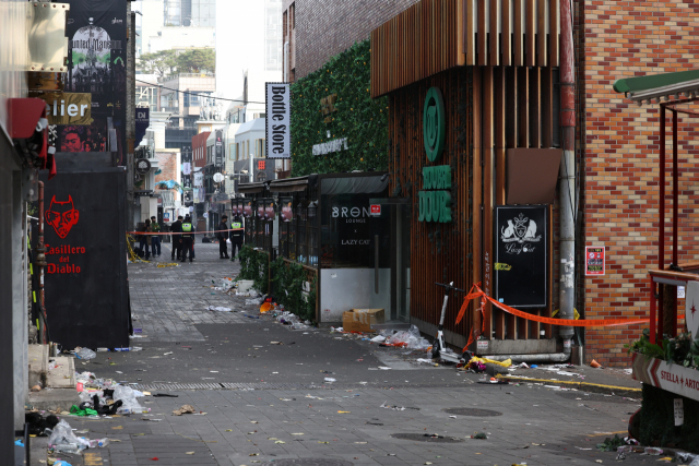 핼러윈 데이 압사 사고가 발생한 이태원 세계음식문화거리에 증축된 해밀턴 호텔 주점 테라스(골목 오른쪽). 연합뉴스