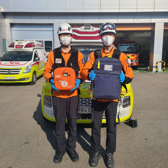 김해동부소방서 직원들이 자동심장충격기와 응급처치가방을 들고 있다. 김해동부소방서 제공