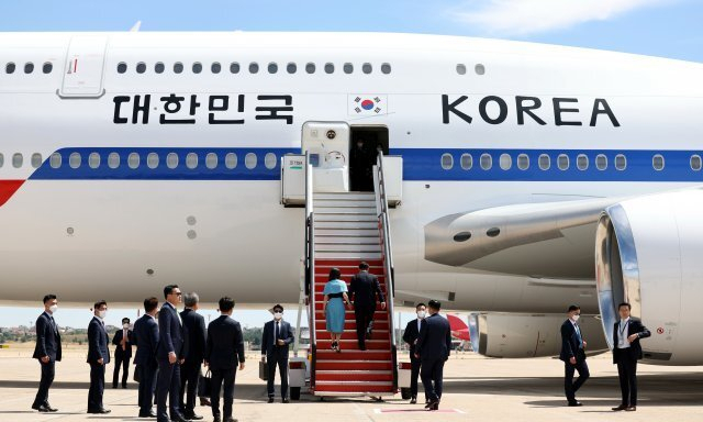 윤석열 대통령 부부가 지난 6월 스페인 마드리드에서 열린 나토정상회의를 마치고 귀국하기 위해 대통령 전용기인 공군1호기에 오르고 있다. 연합뉴스