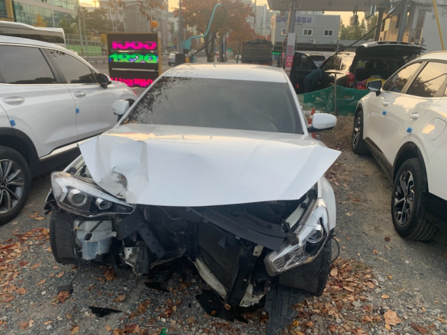 교통사고로 파손된 도난 차량.