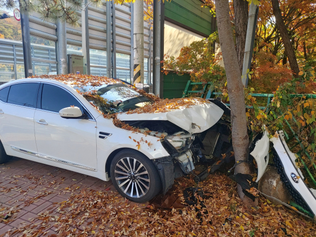 교통사고로 파손된 도난 차량.