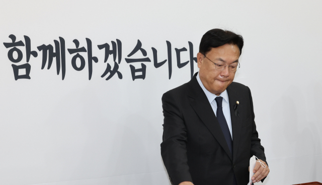 국민의힘 정진석 비상대책위원장이 10일 오전 서울 여의도 국회에서 열린 비상대책위원회의에 참석하고 있다. 연합뉴스