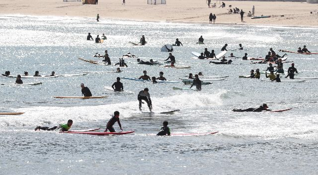 지난달 10일 완연한 가을 날씨 속에 부산 송정해수욕장에서 서핑 마니아들이 서핑을 즐기고 있는 모습. 부산일보DB