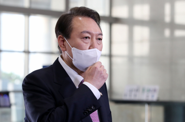 윤석열 대통령이 10일 오전 서울 용산 대통령실 청사로 출근, 기자들과 질의응답을 하고 있다. 연합뉴스