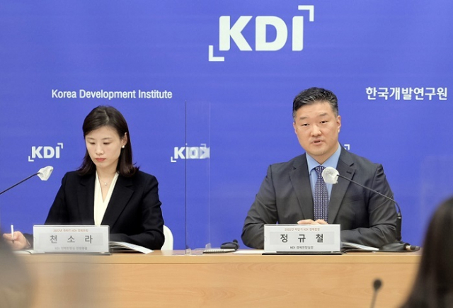 정규철 KDI 경제전망실장(오른쪽)과 천소라 KDI 경제전망실 전망총괄이 10일 정부세종청사 브리핑실에서 경제전망과 관련된 브리핑을 하고 있다. KDI 제공