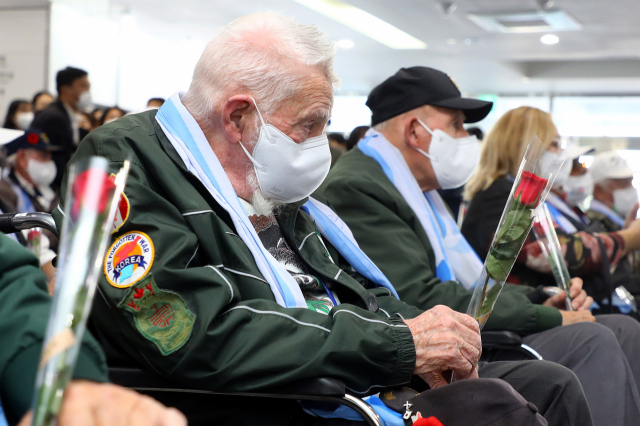 ‘유엔참전용사 국제추모식’을 앞두고 한국을 방문한 한국전쟁 유엔참전용사들이 10일 오후 부산 남구 유엔평화기념관에서 열린 환영행사에 참석했다. 국가보훈처는 11일 유엔참전용사 국제추모식에서 리차드 위트컴 장군에게 국민훈장 무궁화장을 추서한다. 정종회 기자 jjh@
