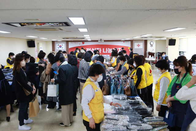 대한적십자 부산지사 여성봉사특별자문위원회(위원장 문정혜)는 9일 '제6회 적십자 나눔바자'를 부산지사 8층 강당에서 열었다.
