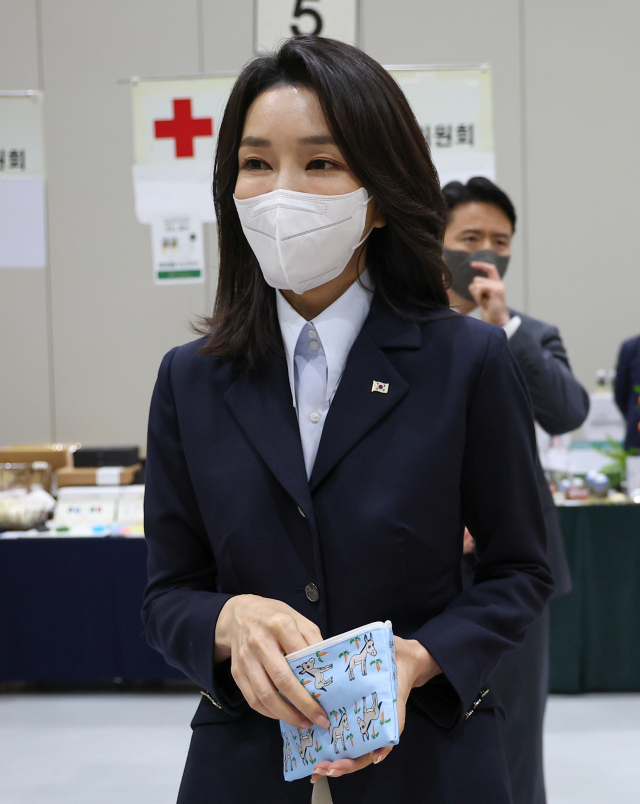 윤석열 대통령의 부인 김건희 여사가 지난달 18일 서울 강남구 코엑스에서 열린 2022 대한적십자사 바자에 참석, 부스를 둘러보고 있다. 대통령실 제공.