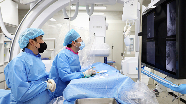 부산의료원 뇌혈관센터 의료진이 뇌동맥류 환자에게 코일 색전술을 시술하고 있다. 부산의료원 제공