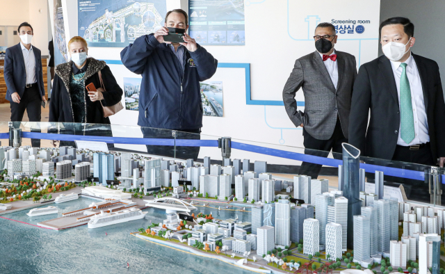 지난 4일 부산 동구 북항재개발 홍보관에서 중미 7개국 외교차관과 고위 인사, 미국대표들이 2030부산세계박람회 예정 부지 모형도를 둘러보고 있다. 김종진 기자 kjj1761@