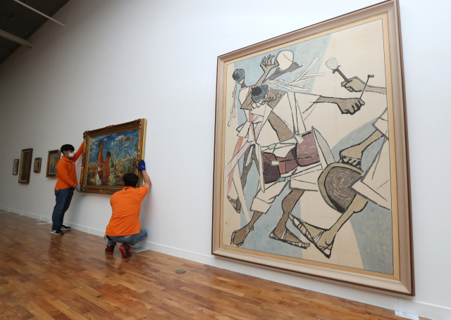 부산일보사와 부산시립미술관이 공동주최로 11일부터 열리는 한국 근현대 미술 특별전 ‘수집: 위대한 여정’ 전시회 준비 장면. 정대현 기자