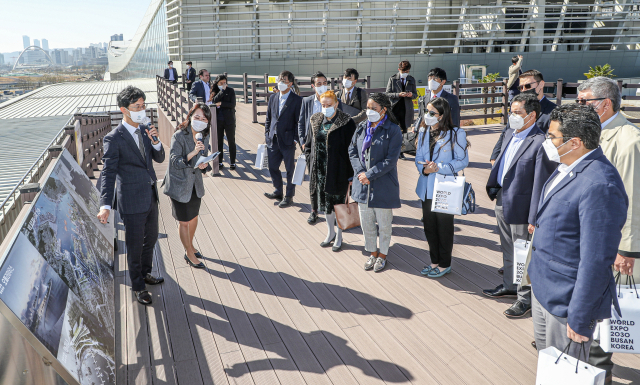 윤석열 대통령이 11일부터 4박 6일간 아세안(동남아국가연합) 정상회의와 주요 20개국(G20) 정상회의 참석을 위해 캄보디아 프놈펜과 인도네시아 발리 순방길에 나선다. 이번 순방은 부산엑스포 유치를 위한 좋은 기회가 될 전망이다. 지난달 말 부산 동구 북항재개발 홍보관에서 중미 7개국 외교차관 및 고위인사, 미국대표들이 세계박람회 예정 부지에 대한 설명을 듣고 있다. 김종진 기자 kjj1761@