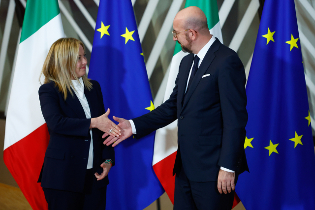 조르자 멜로니 신임 이탈리아 총리(왼쪽)가 3일(현지시간) 벨기에 브뤼셀 유럽연합(EU) 본부에서 샤를 미셸 EU 이사회 상임의장에게 환영을 받으며 악수하고 있다. 과거 EU에 대해 부정적 발언을 서슴지 않던 멜로니 총리가 첫 해외 방문지로 브뤼셀을 택한 것은 그 자체로 상징적인 의미가 크다는 평가가 나온다. 연합뉴스