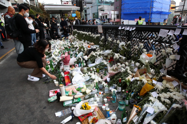 이태원 압사 참사 현장 인근의 추모공간. 부산일보DB