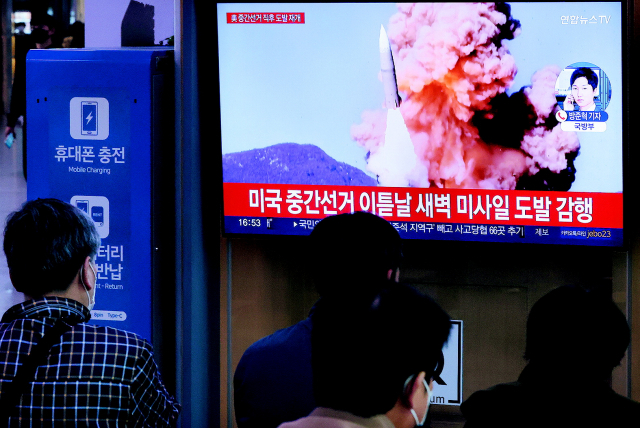 북한이 동해상으로 미상의 탄도미사일을 발사했다고 합동참모본부가 밝힌 9일 오후 서울역 대합실에서 시민들이 관련 뉴스를 보고 있다. 북한은 지난 2∼5일 미사일 약 35발을 발사한 뒤 나흘 만에 다시 탄도미사일 도발에 나섰다. 연합뉴스