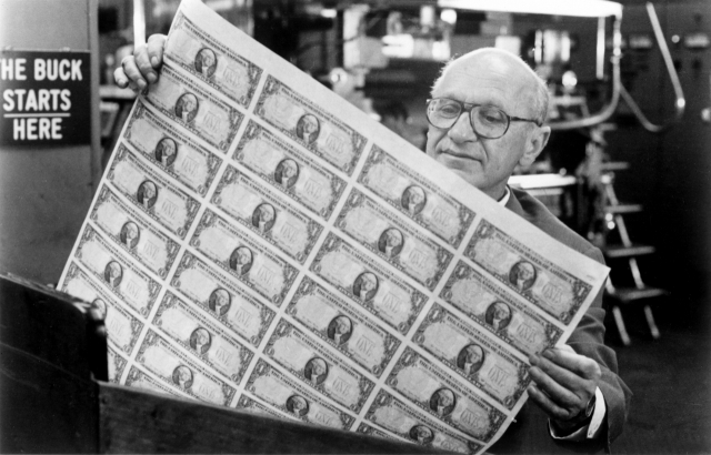 시카고 대학의 밀턴 프리드먼은 경제 규제를 완화하고, 세계화를 이루는 데 중심 역할을 했다. 기업과 시장에 무한한 자유를 주는 경제 이론을 펼쳤던 그가 한 TV 방송물에서 조폐 중인 달러를 들고 있다. 부키 제공