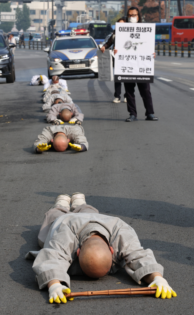 대한불교조계종 사회노동위원회 소속 스님들이 지난 9일 오전 서울 종로구 조계사 앞에서 ‘이태원 참사 희생자 추모 및 부상자 쾌유와 진상규명 발원’을 위한 오체투지를 하고 있다. 연합뉴스