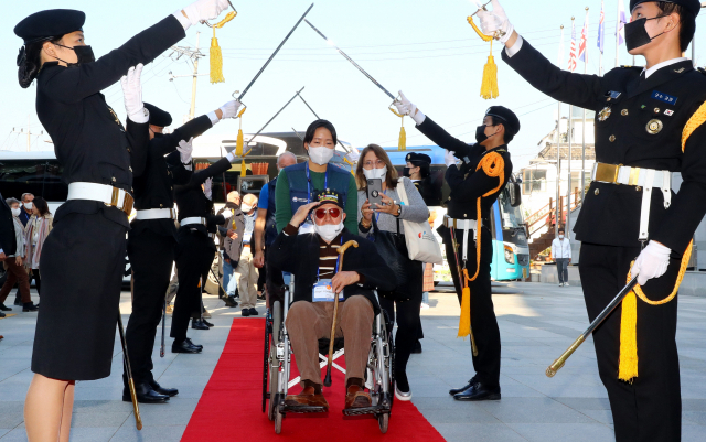 유엔기념공원을 향해 전 세계에서 동시 묵념을 올리는 ‘턴 투워드 부산’ 행사 참석을 위해 한국을 방문한 한국전쟁 유엔 참전용사들이 10일 부산 남구 유엔평화기념관으로 입장하고 있다. 정종회 기자 jjh@
