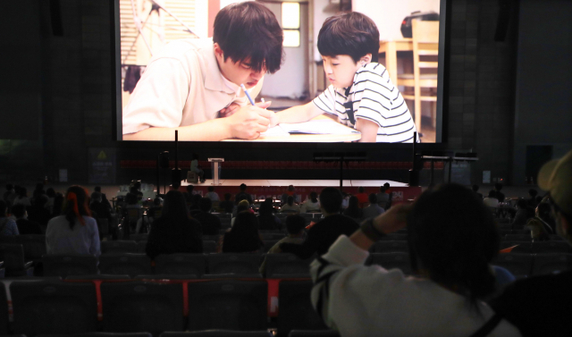 12일 오후 부산 해운대구 영화의전당 야외극장에서 열린 ‘2022 자몽自夢프로젝트 - 051영화제 시상식&시사회’에서 관객들이 수상작을 관람하고 있다.