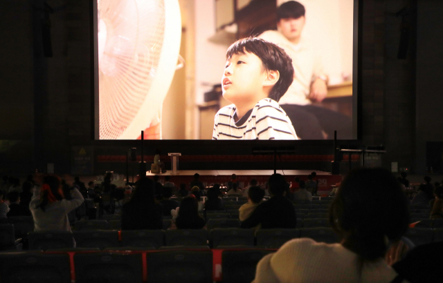 12일 오후 부산 해운대구 영화의전당 야외극장에서 열린 ‘2022 자몽自夢프로젝트 - 051영화제 시상식&시사회’에서 관객들이 수상작을 관람하고 있다. 정종회 기자 jjh@