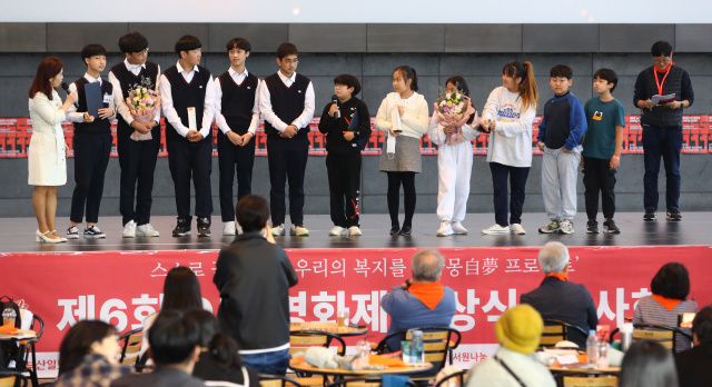 12일 오후 부산 해운대구 영화의전당 야외극장에서 열린 ‘2022 자몽自夢프로젝트 - 051영화제 시상식&시사회’에서 수상자들이 소감을 말하고 있다. 정종회 기자 jjh@