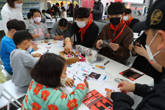 12일 오후 부산 해운대구 영화의전당 야외극장에서 열린 ‘2022 자몽自夢프로젝트 - 051영화제 시상식&시사회’를 찾은 시민들이 복지 관련 부스 체험을 하고 있다. 정종회 기자 jjh@