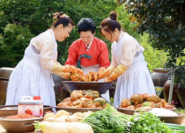 올해 김장비용이 배추 20포기 기준으로 지난해보다 2만원 가량이 덜 들 것으로 예측됐다. 사진은 이하연 식품명인의 김장 시연 행사 모습. 농수산식품유통공사 제공