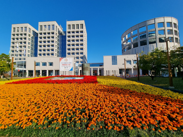 진주시(왼쪽)·진주시의회(오른쪽) 전경. 김현우 기자