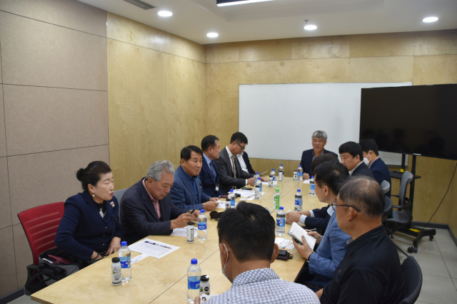 해외시장개척단이 국내 벤처·창업기업의 성공적인 인도 진출을 지원하는 뉴델리 BI센터(뉴델리 수출인큐베이터)를 방문해 현지 입주기업 6개 사 대표들과 인도 진출 경험을 공유하는 시간을 가지고 있다. 김태권 기자