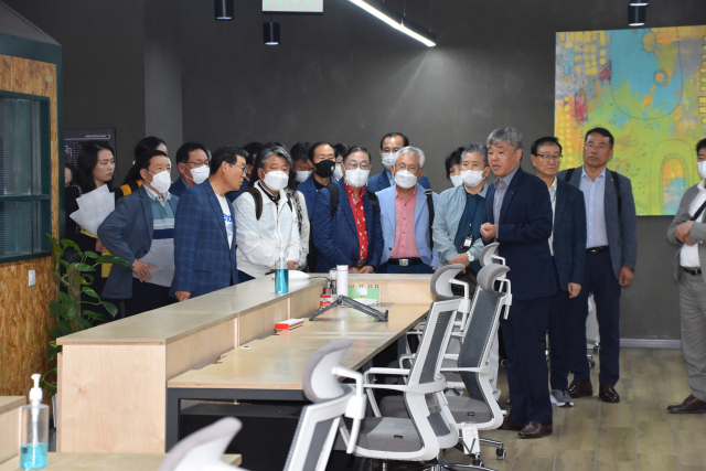 해외시장개척단이 국내 벤처·창업기업의 성공적인 인도 진출을 지원하는 뉴델리 BI센터(뉴델리 수출인큐베이터)를 방문해 현지 입주기업 6개 사 대표들과 인도 진출 경험을 공유하는 시간을 가진 뒤 사무실을 둘러보고 있다. 김태권 기자