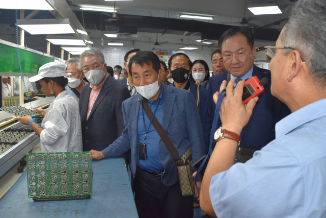 양산 해외시장개척단이 현지 진출 기업인 포코스텍 공장을 방문해 시찰하고 있다. 김태권 기자
