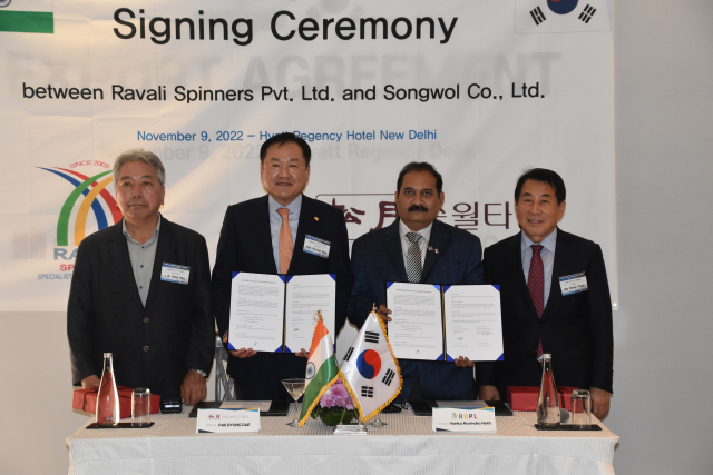 송월(주)과 인도 기업체가 1000만 달러 수출 계약을 체결한 뒤 기념사진을 찍고 있다. 김태권 기자