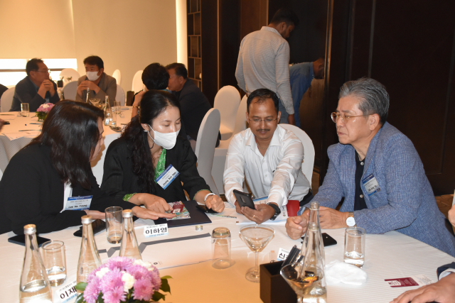 정선희 느티나무의사랑 대표 등이 인도 현지 업체와 수출 상담(300만 달러)을 진행하고 있다. 김태권 기자