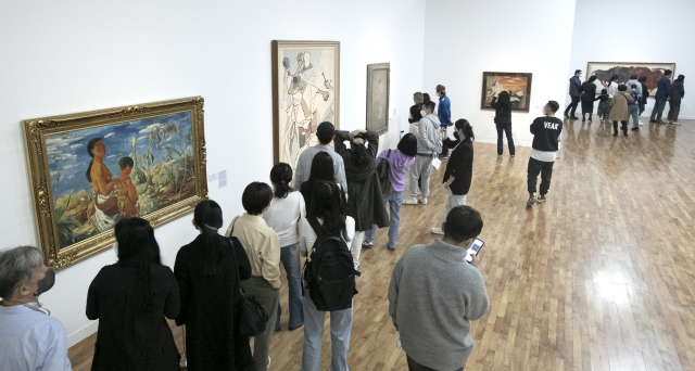 13일 이건희컬렉션 한국 근현대 미술 특별전 ‘수집: 위대한 여정’ 개막 후 첫 휴일을 맞아 많은 시민들이 부산시립미술관을 찾아 작품을 관람하고 있다. 부산일보사와 부산시립미술관이 공동 주최하는 이번 전시는 11일 개막해 2023년 1월 29일까지 열린다. 정대현 기자 jhyun@