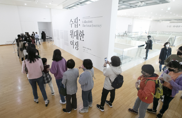 부산시립미술관에서 열리는 이건희컬렉션 한국 근현대 미술 특별전 ‘수집: 위대한 여정’전 개막 첫 주말인 13일 현장 발권을 한 시민들이 전시장 입장을 위해 줄을 서있다. 정대현 기자 jhyun@