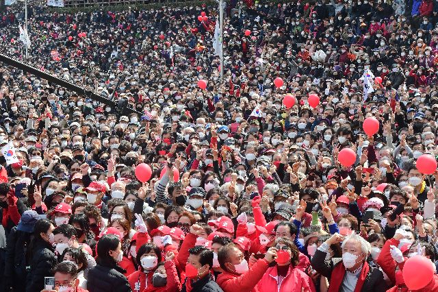 사진은 지난 3월 당시 국민의힘 윤석열 대선후보가 부산 연제구 온천천 앞 유세 현장에서 지지를 호소하고 있는 모습. 부산일보DB