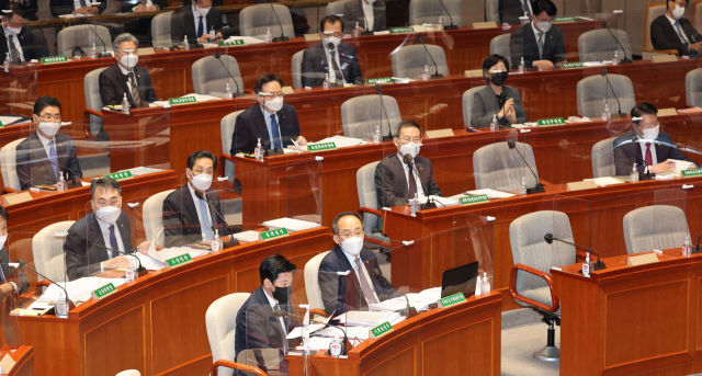추경호 경제부총리 겸 기획재정부 장관과 국무위원들이 지난 11일 서울 여의도 국회에서 열린 예산결산특별위원회 전체회의에서 의원 질의를 듣고 있다. 연합뉴스