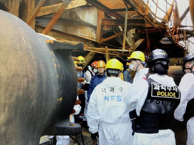 울산경찰청과 국립과학수사연구원 등이 올 5월 에쓰오일 온산공장 사고 현장에서 합동감식을 벌이고 있다. 부산일보DB