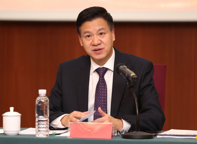 진일표 신임 주부산 중국총영사가 11일 기자간담회에서 인사하고 있다. 강선배 기자 ksun@