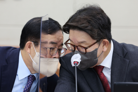 10일 오전 서울 여의도 국회에서 열린 과학기술정보방송통신위원회 전체회의에서 국민의힘 박성중 간사와 권성동 의원이 대화하고 있다. 연합뉴스