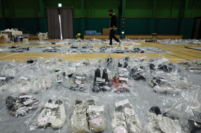 이태원 참사 현장에서 발견된 유실물들이 13일 서울 용산구 원효로 다목적체육관에 마련된 유실물 보관소에 놓여 있다. 경찰은 이날 오후 8시까지 유실물 센터를 운영한다고 밝혔다. 연합뉴스